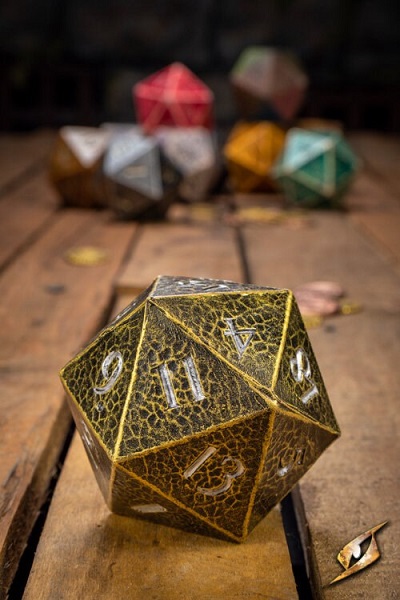 Guld D20 Terning - Epic Armoury til Rollespil