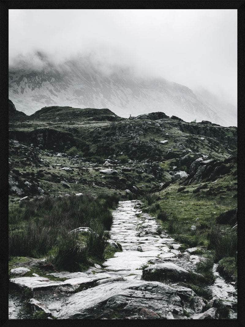 Stensti i Bjerglandskab - Betagende Naturplakat