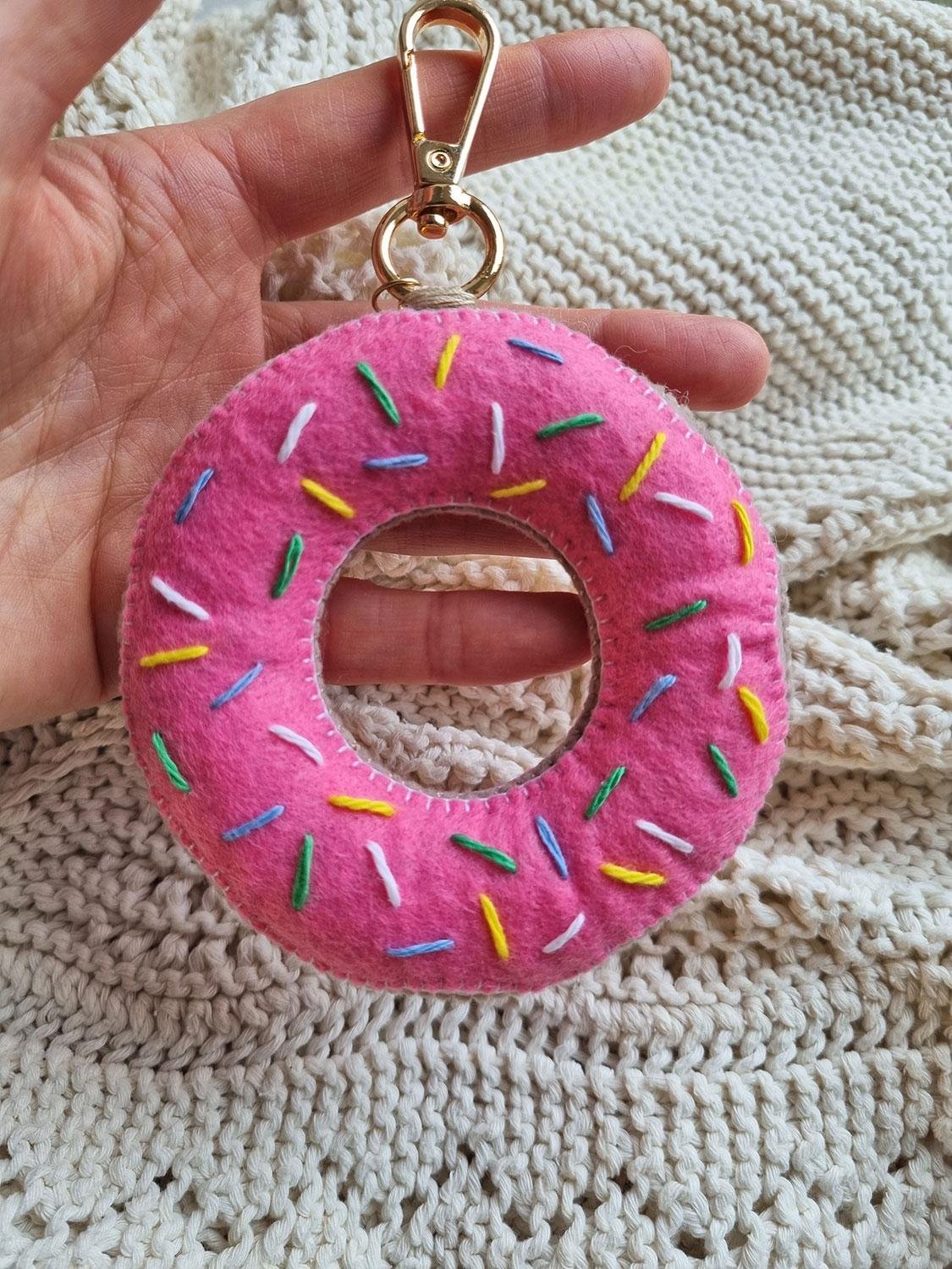 Håndlavet Doughnut Nøglering i Filt – Unik Hygge!