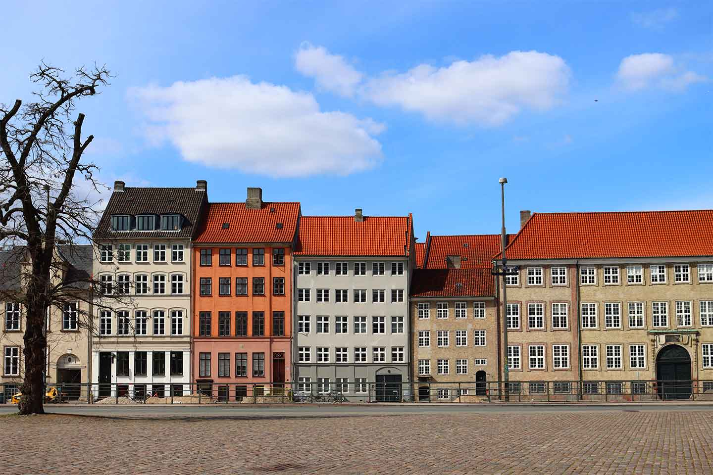Farverige Huse i København – Unikt Foto til Dit Hjem