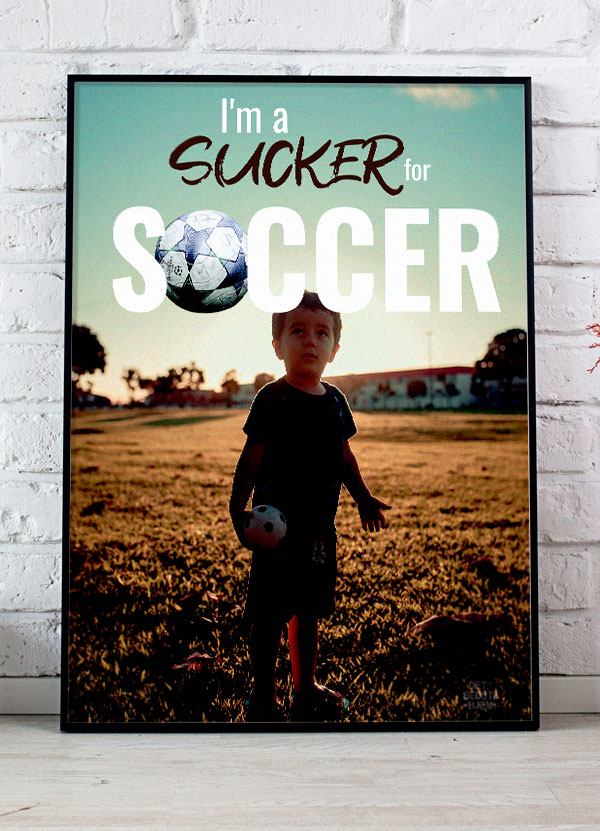 Fodboldplakat til drenge – Sucker For Soccer A4 199 kr.