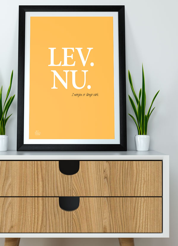 Lev Nu-plakat i Gul – Inspirerende boligplakat til 199 kr.