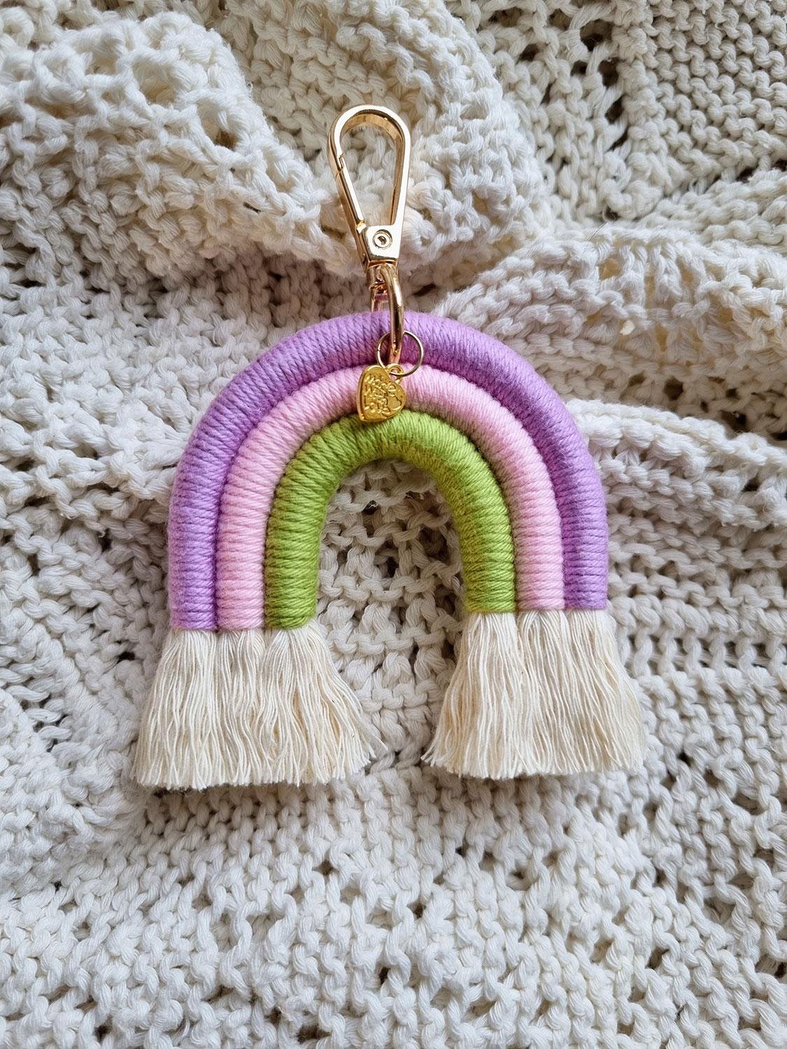 Farverig Håndlavet Makrame Regnbue Nøglering – Unik Accessory