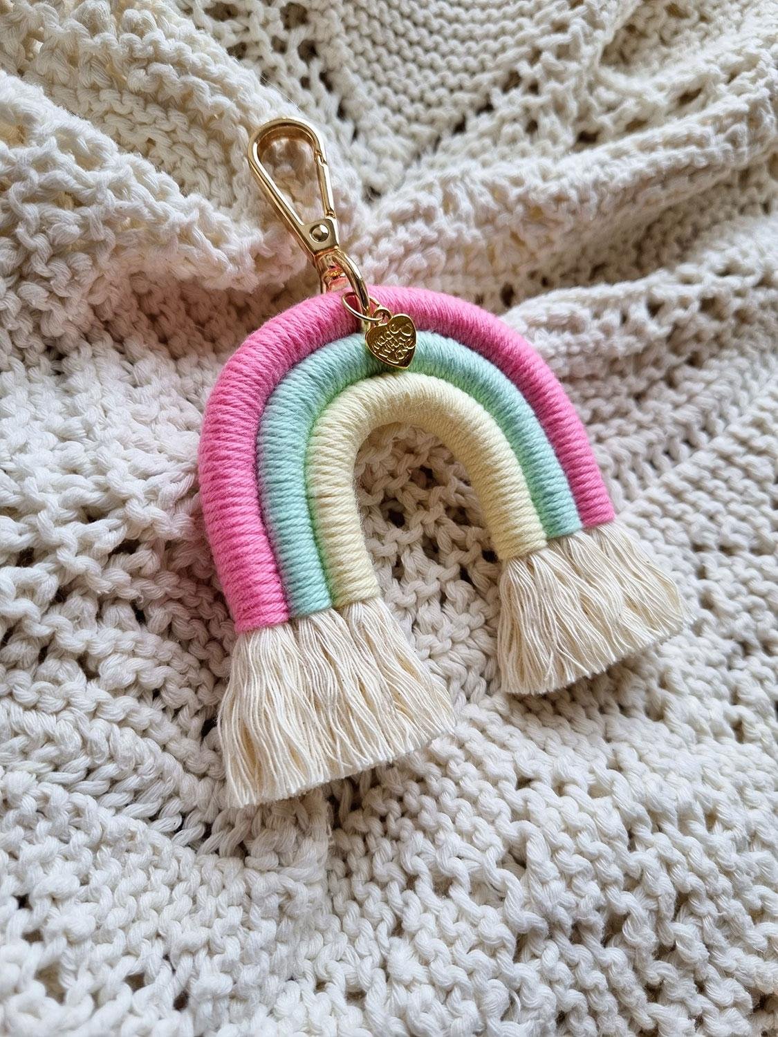 Farverig Macrame Nøglering - Pink, Turkis og Gul