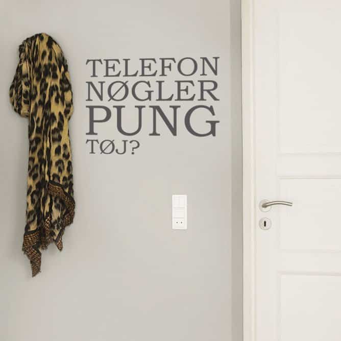 Praktisk wallsticker til telefon og nøgler i entreen