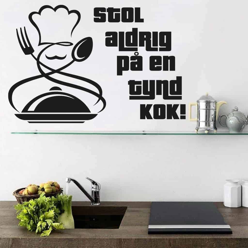Sjov Tynd Kok Wallsticker til Køkkenet – Humoristisk Dekor!