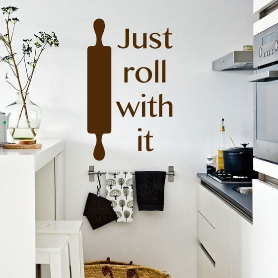 Inspirerende Vægklistermærke til Køkkenet – Just Roll With It