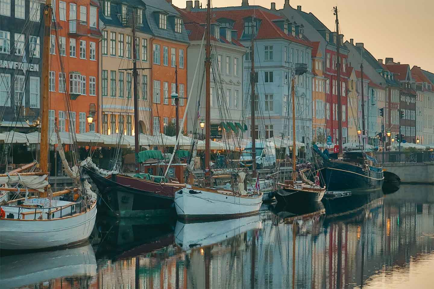 Nyhavn Reflection – Unikt foto til dit hjem